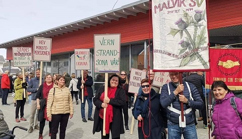 1. mai-feiring i Malvik 2022. SV-medlemmer går i tog.
